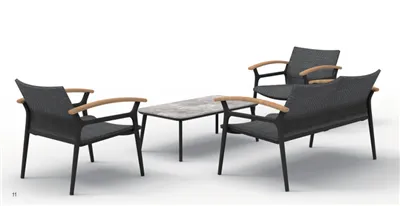 هل تأتي الأرائك الكلاسيكية المصنوعة من الألومنيوم مع طاولة القهوة؟